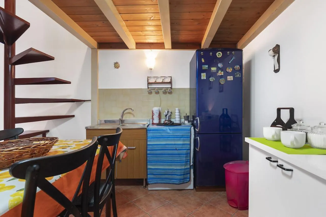 Casa Vacanza Helena Centro Storico 팔레르모 0*,  이탈리아
